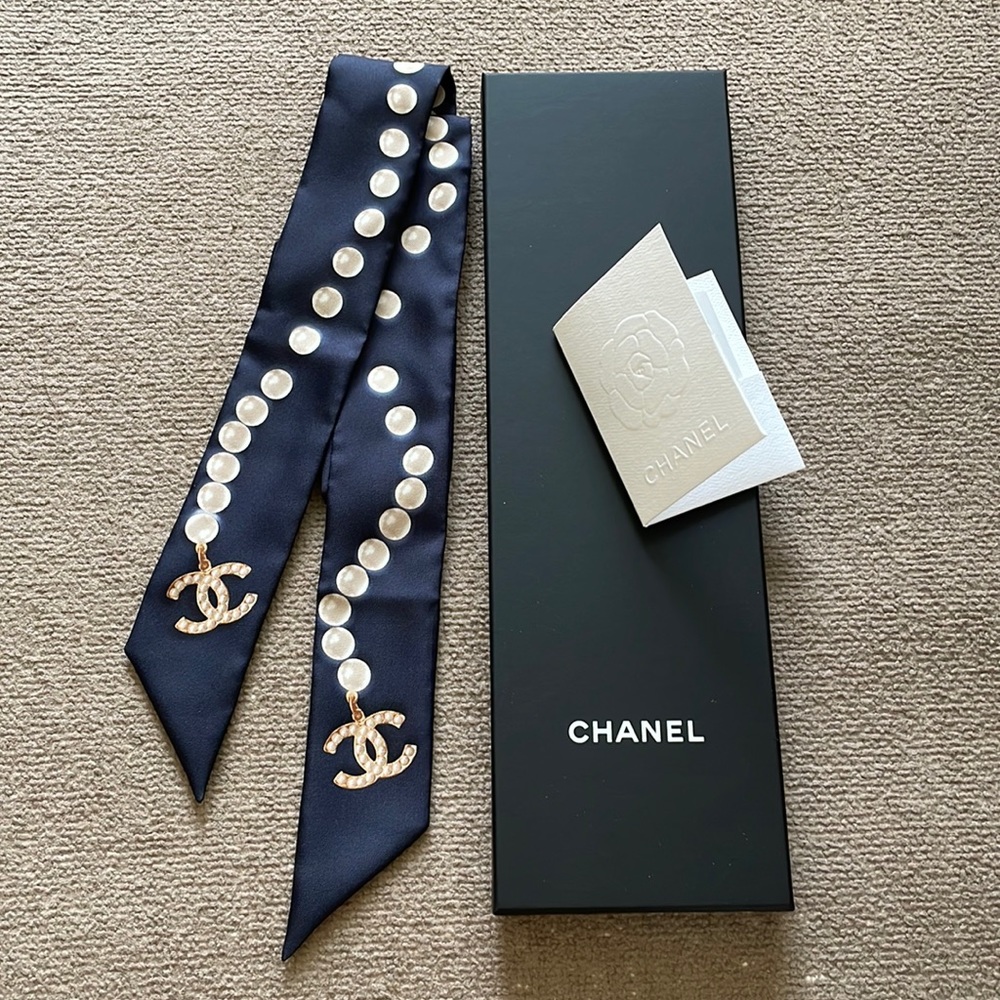 NWT CHANEL silk twilly navy blue with cc and pearl